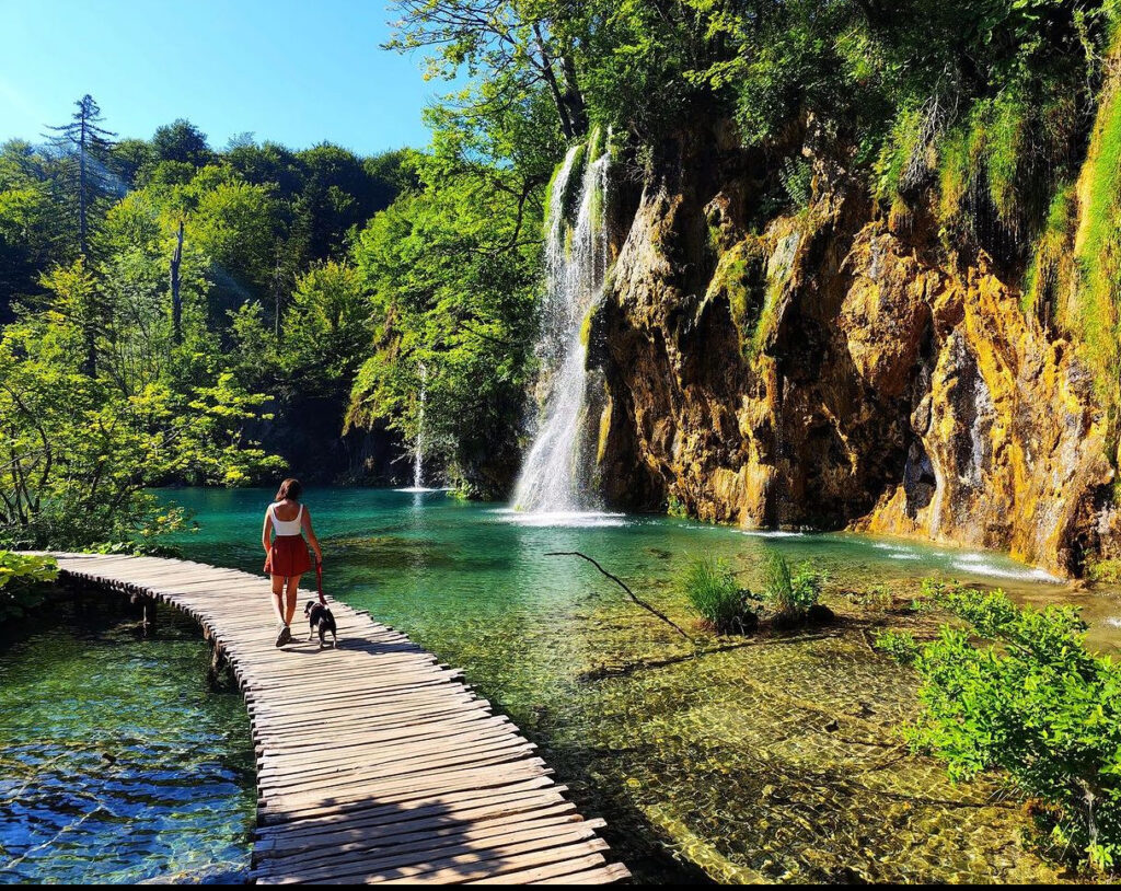 Plitvicer Seen mit Hund Kroatien